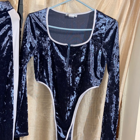 Velvet two piece suite - Picture 1 of 2